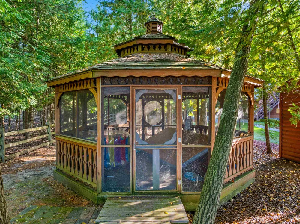 6993 NW Aarwood Road Clearwater Township, MI 49676