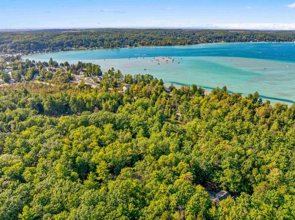 6993 NW Aarwood Road Clearwater Township, MI 49676
