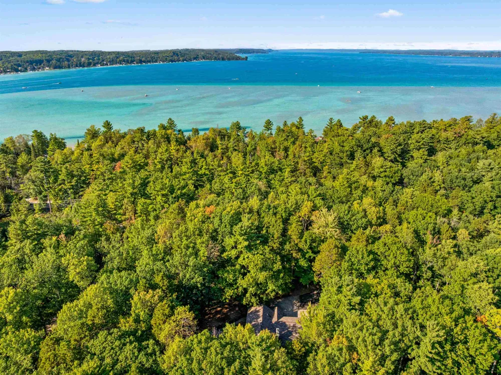 6993 NW Aarwood Road Clearwater Township, MI 49676