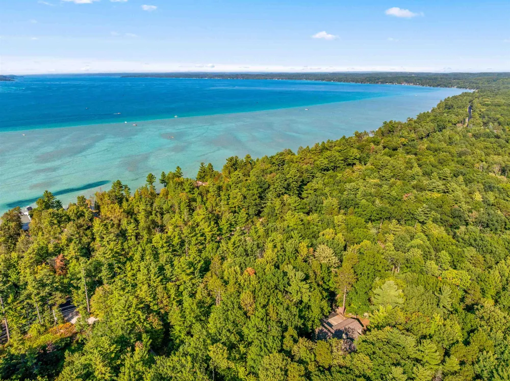 6993 NW Aarwood Road Clearwater Township, MI 49676