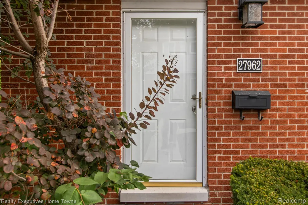 27962 Eastwick square Roseville City, MI 48066