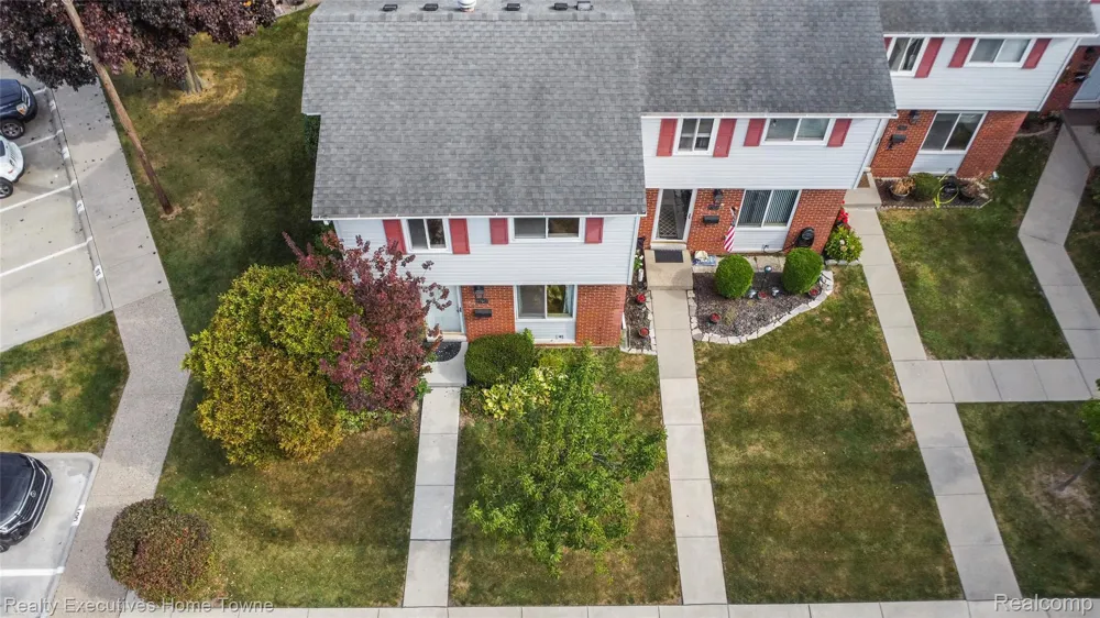 27962 Eastwick square Roseville City, MI 48066