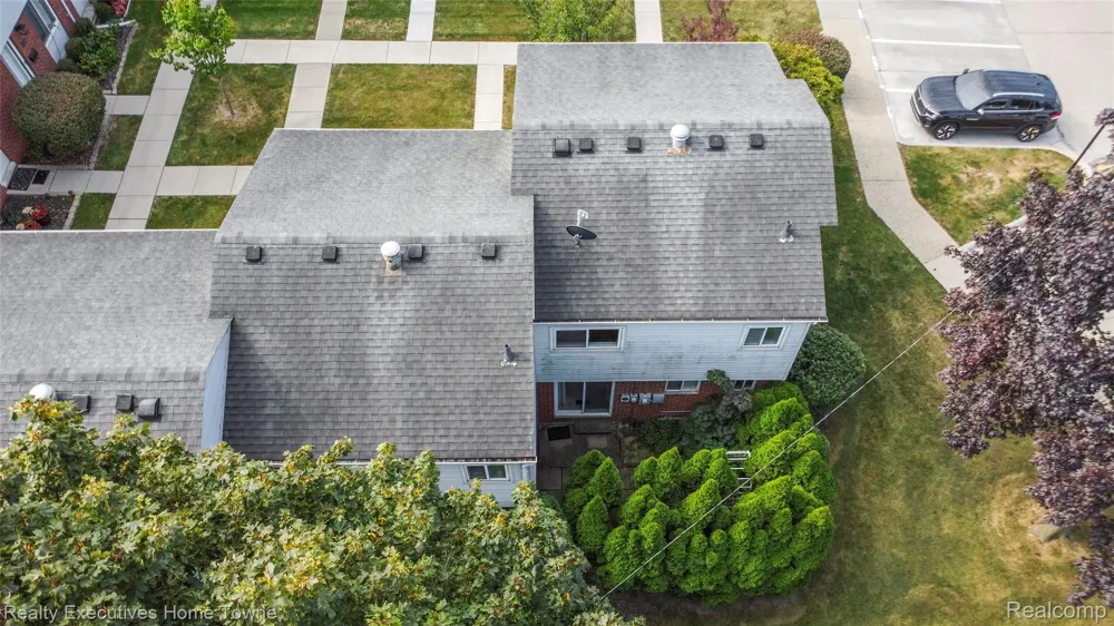 27962 Eastwick square Roseville City, MI 48066