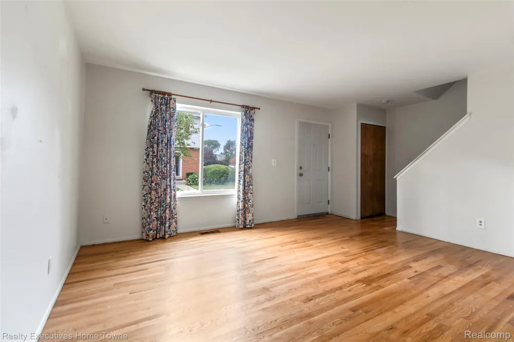 27962 Eastwick square Roseville City, MI 48066