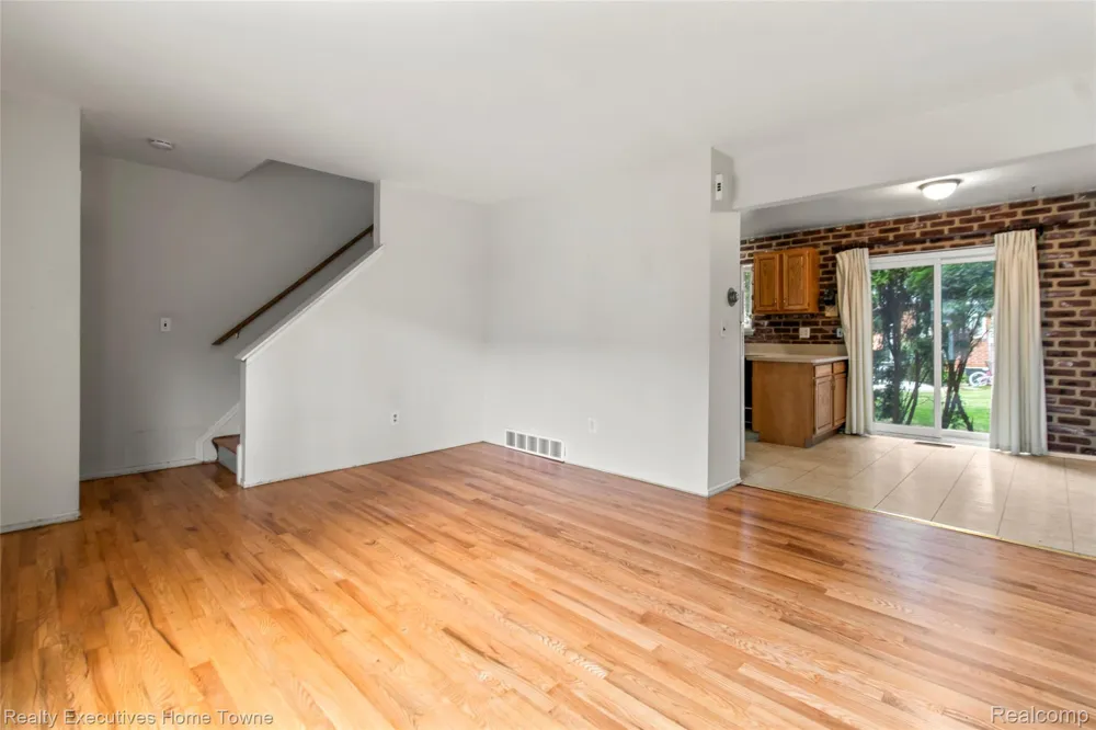 27962 Eastwick square Roseville City, MI 48066