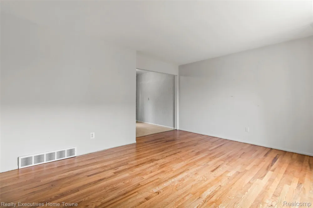 27962 Eastwick square Roseville City, MI 48066