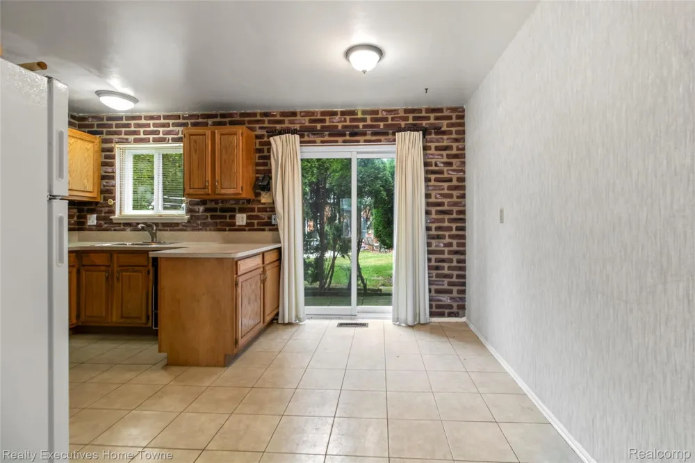 27962 Eastwick square Roseville City, MI 48066