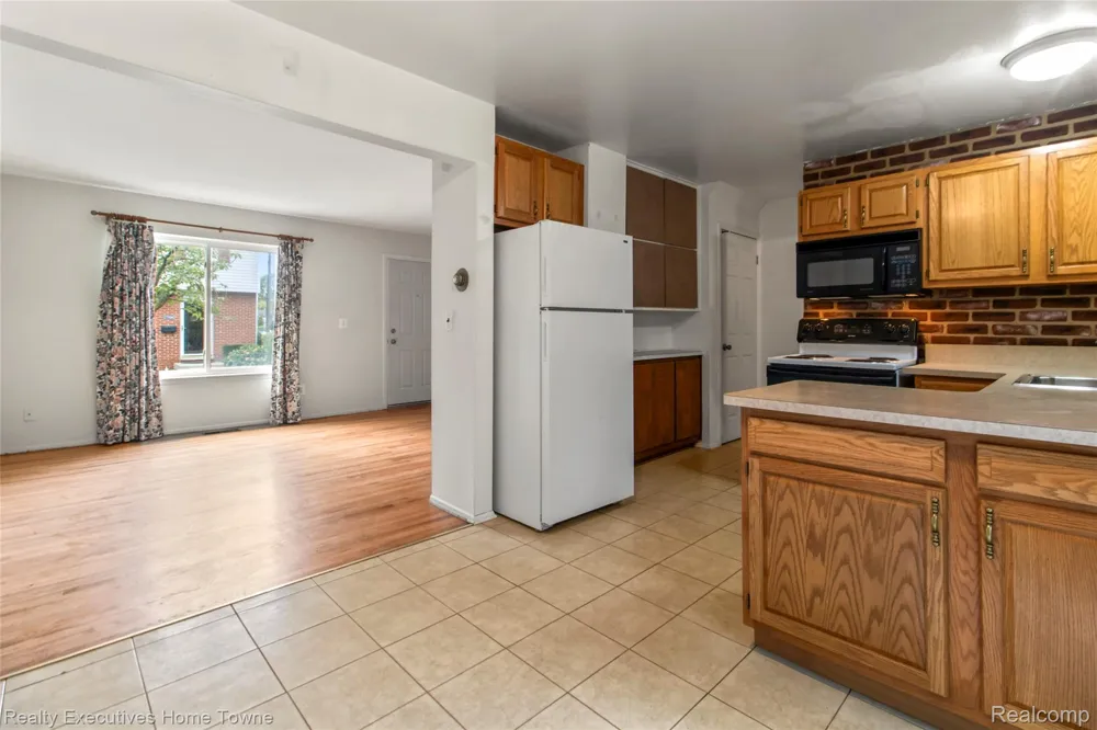27962 Eastwick square Roseville City, MI 48066