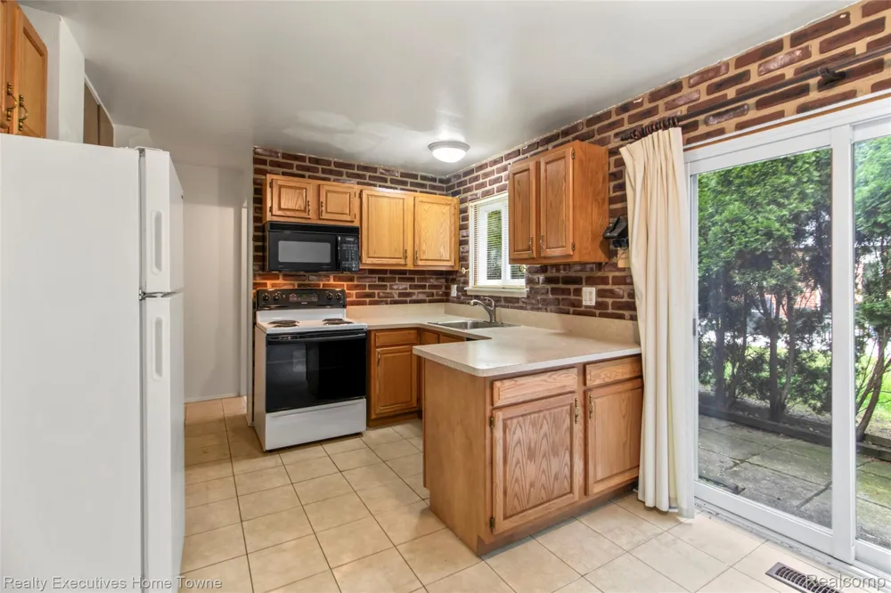 27962 Eastwick square Roseville City, MI 48066