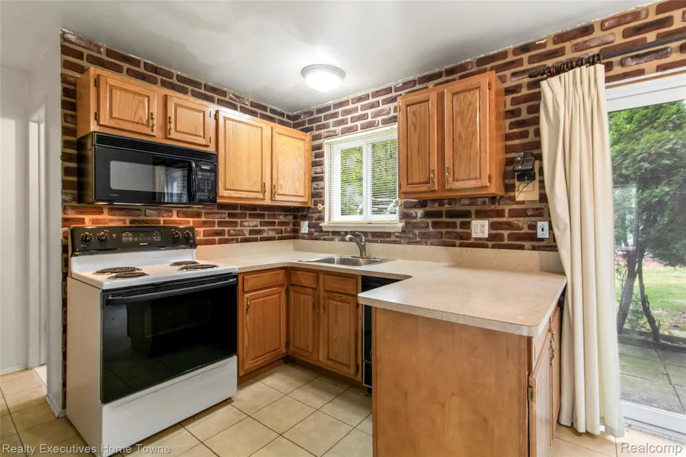 27962 Eastwick square Roseville City, MI 48066