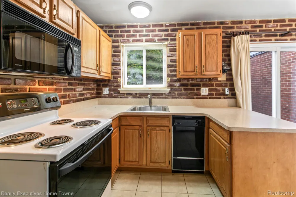 27962 Eastwick square Roseville City, MI 48066