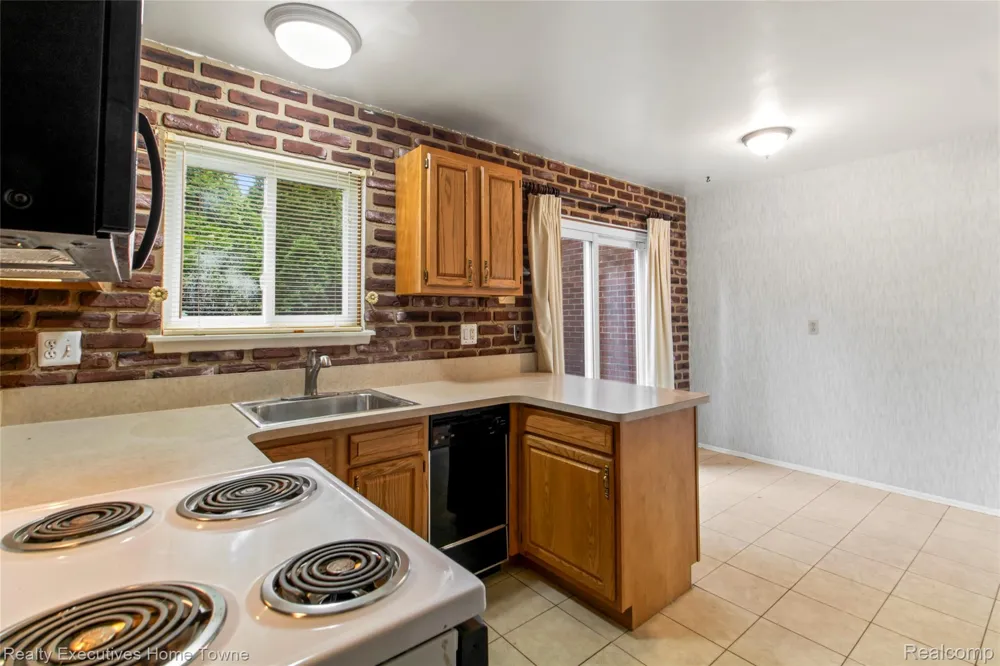 27962 Eastwick square Roseville City, MI 48066