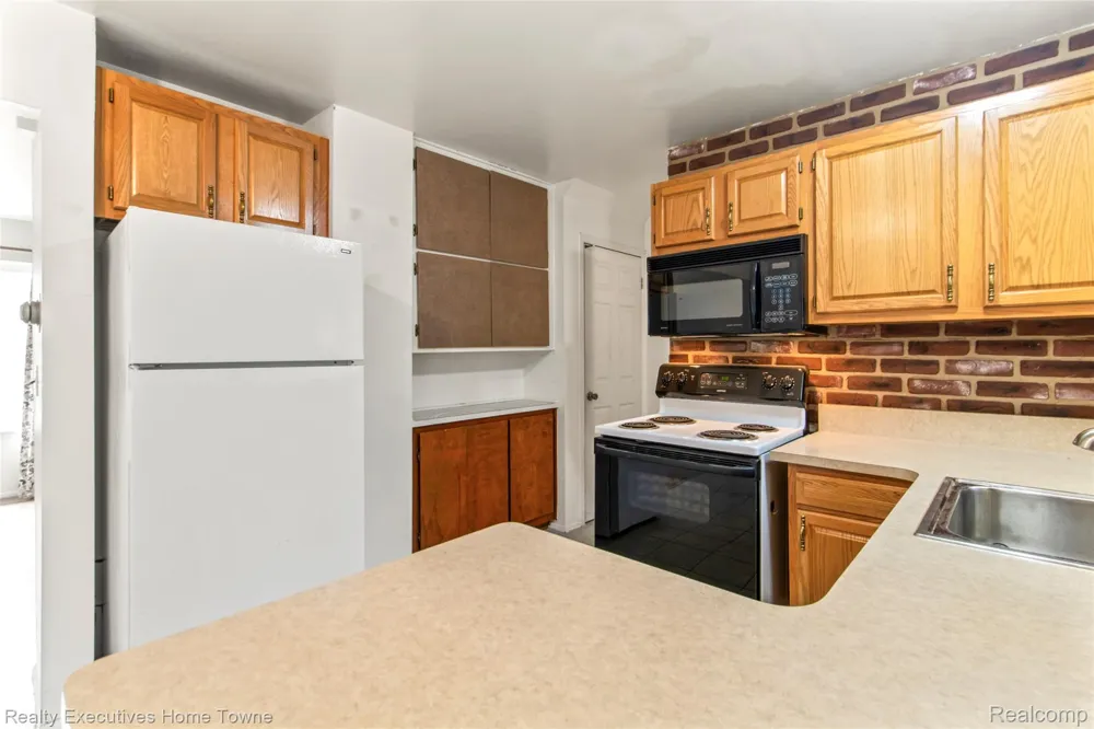 27962 Eastwick square Roseville City, MI 48066