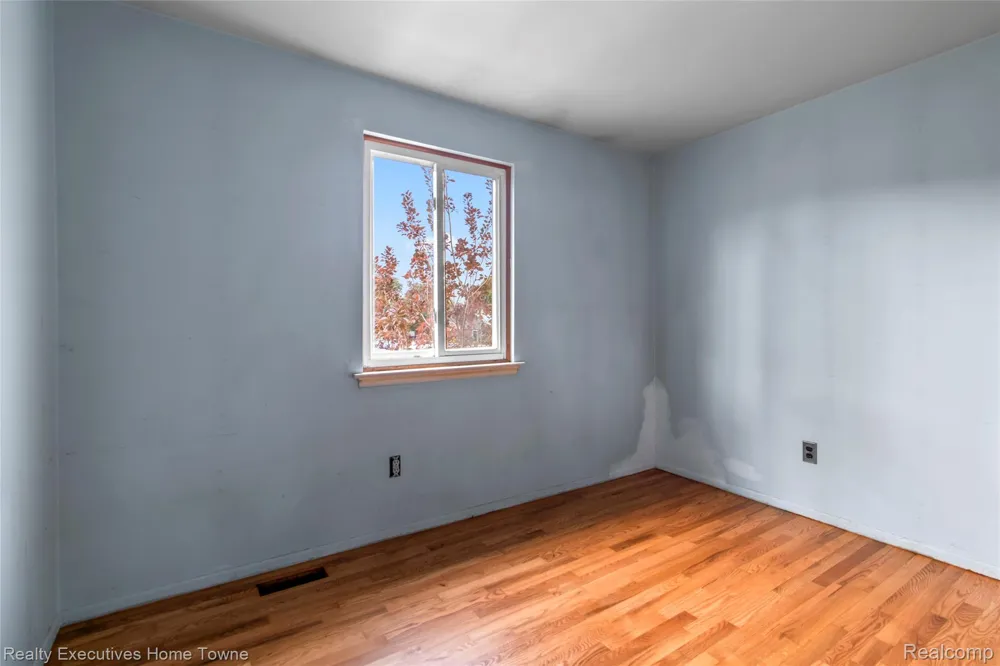 27962 Eastwick square Roseville City, MI 48066