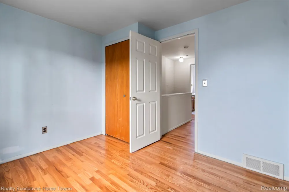 27962 Eastwick square Roseville City, MI 48066