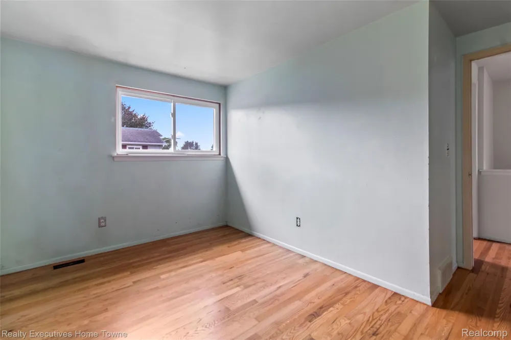 27962 Eastwick square Roseville City, MI 48066