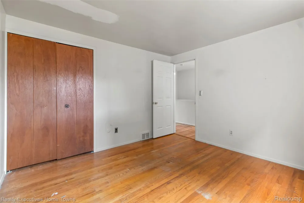27962 Eastwick square Roseville City, MI 48066