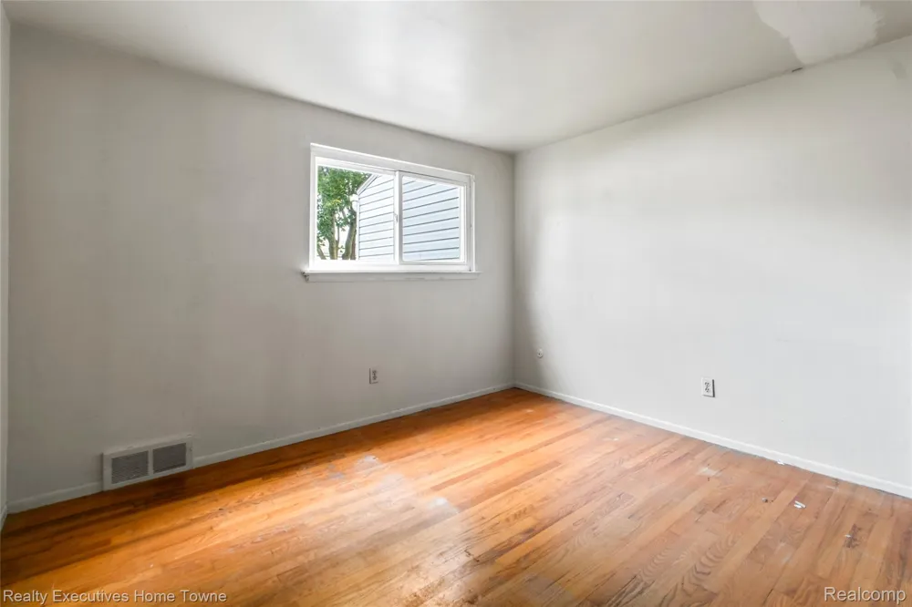 27962 Eastwick square Roseville City, MI 48066