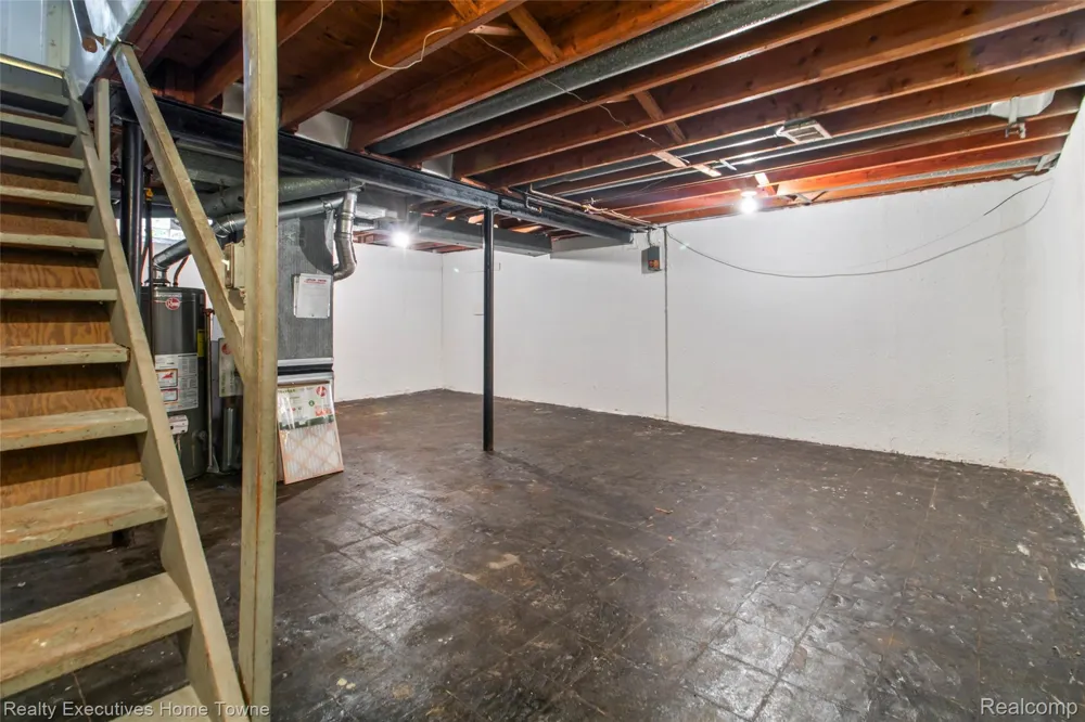 27962 Eastwick square Roseville City, MI 48066