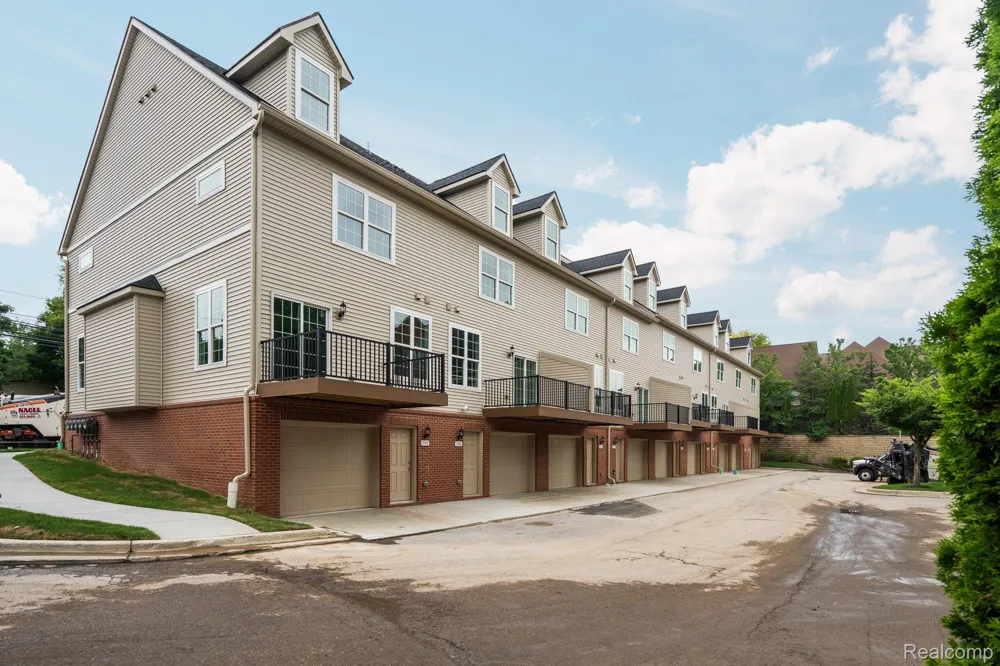 518 Village Lane Milford Village, MI 48381
