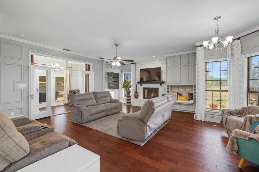 4011 E Bankhead HWY Hudson Oaks, TX 76087