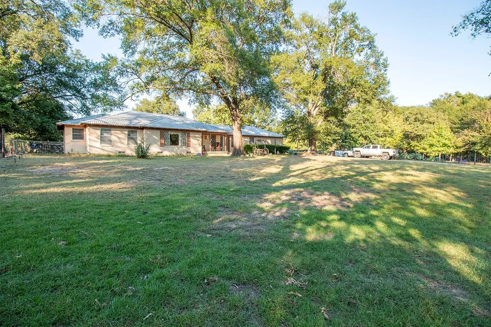 8212 US Highway 80 Grand Saline, TX 75140