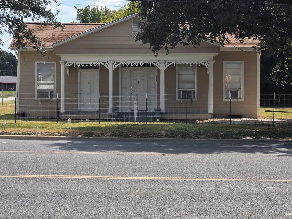 601 West Washington Ave Avenue #B Navasota, TX 77868