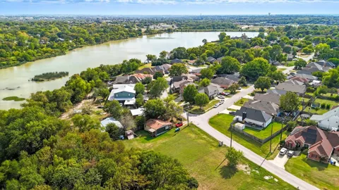 869 Lakeside Drive