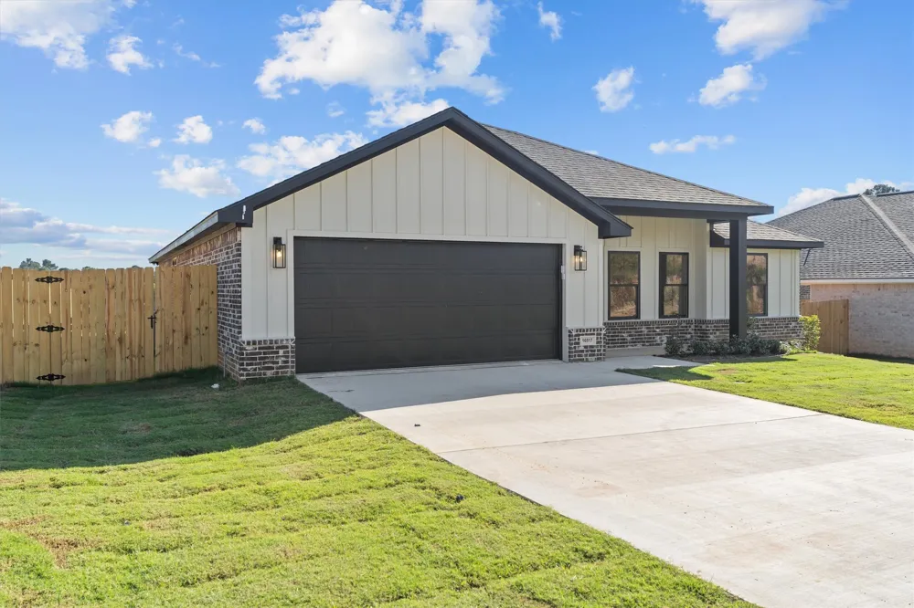 16517 Crossing Circle Lindale, TX 75771