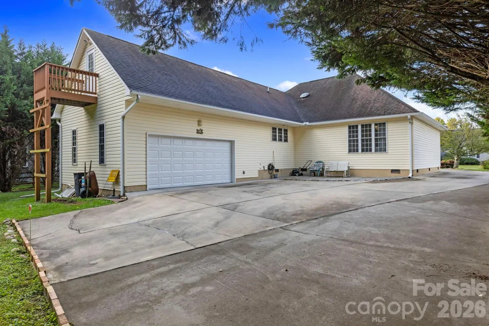 372 Kingfisher Lane Mills River, NC 28759