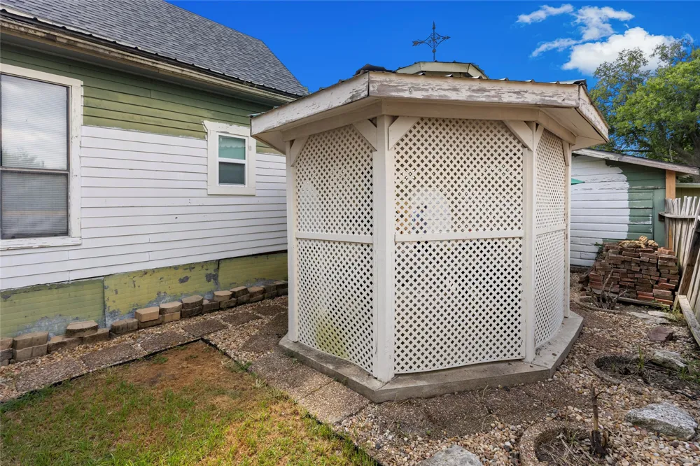 404 E Main Street Ladonia, TX 75449