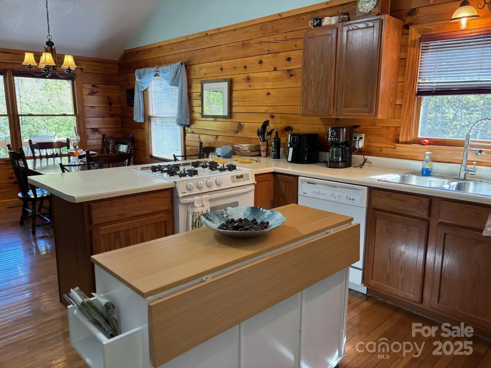 408 Dora Lane Bakersville, NC 28705