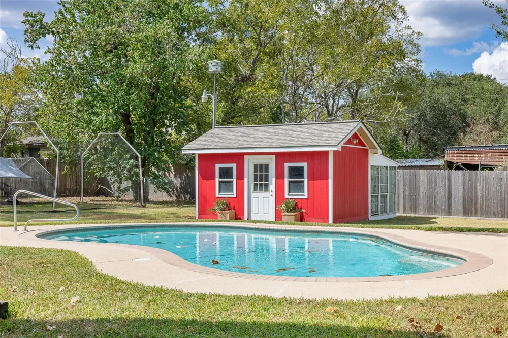 222 Harris Street Bellville, TX 77418