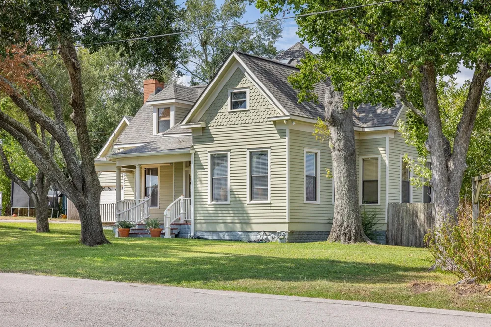 222 Harris Street Bellville, TX 77418