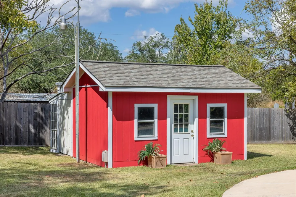 222 Harris Street Bellville, TX 77418
