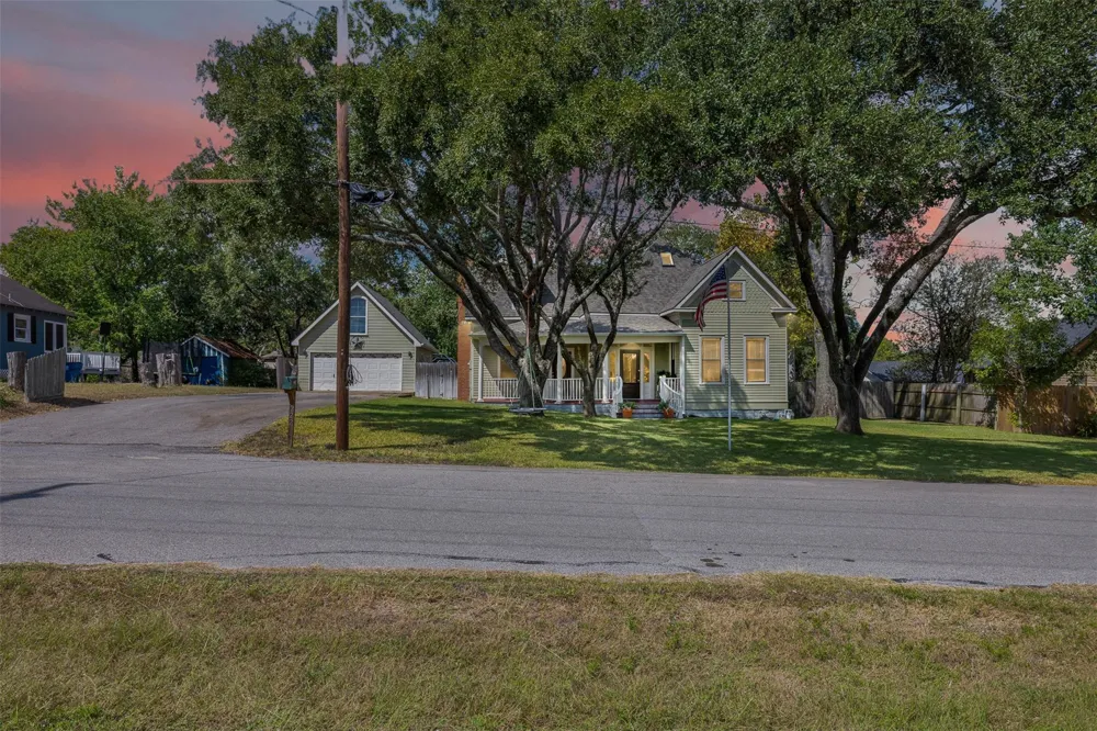 222 Harris Street Bellville, TX 77418