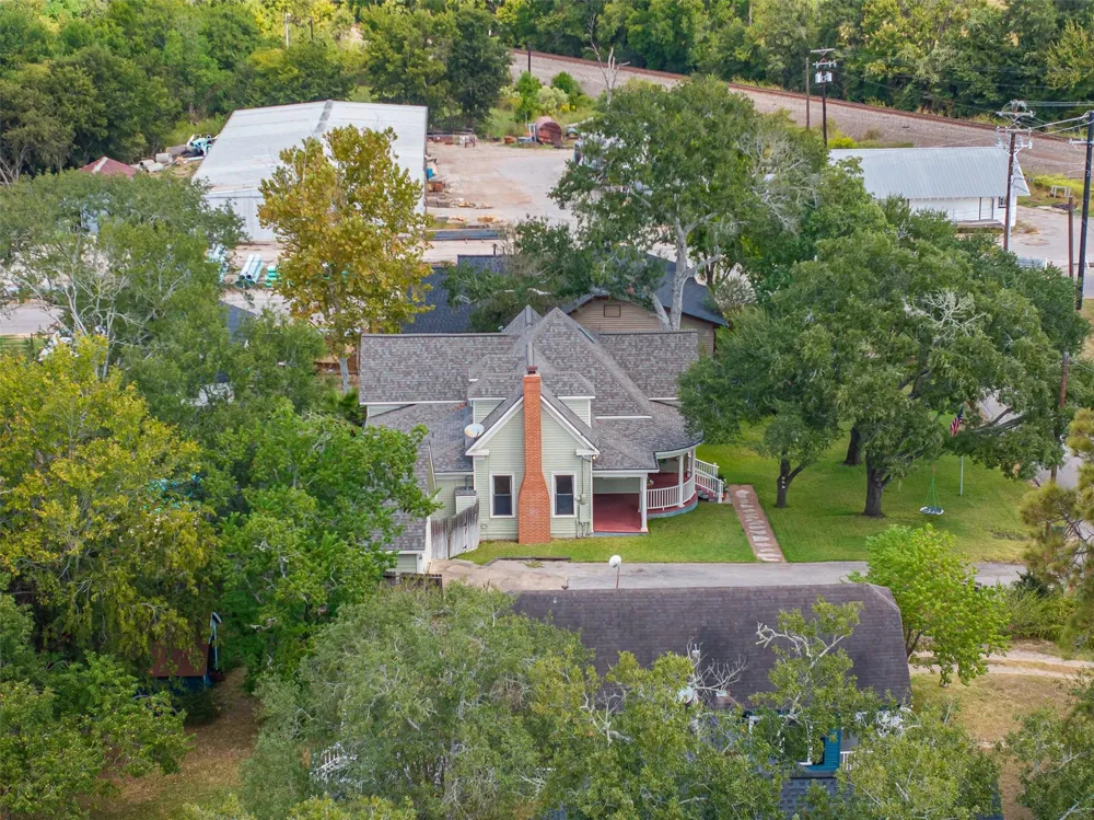 222 Harris Street Bellville, TX 77418