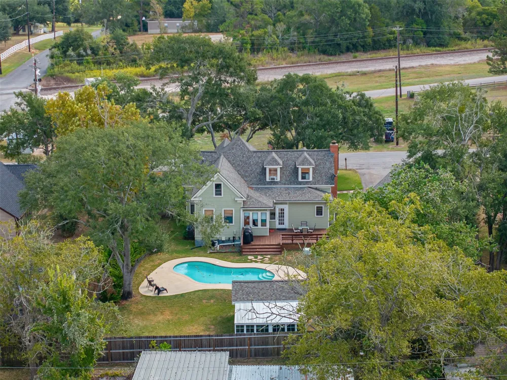 222 Harris Street Bellville, TX 77418