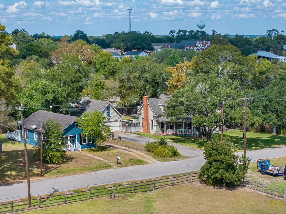 222 Harris Street Bellville, TX 77418