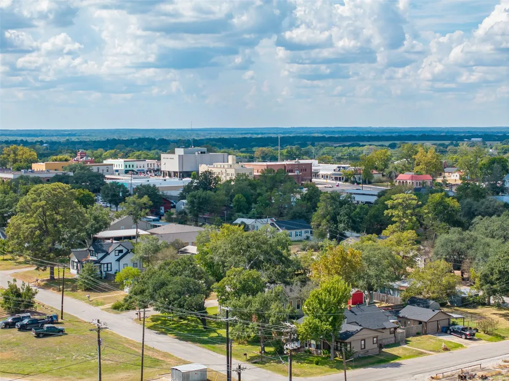 222 Harris Street Bellville, TX 77418