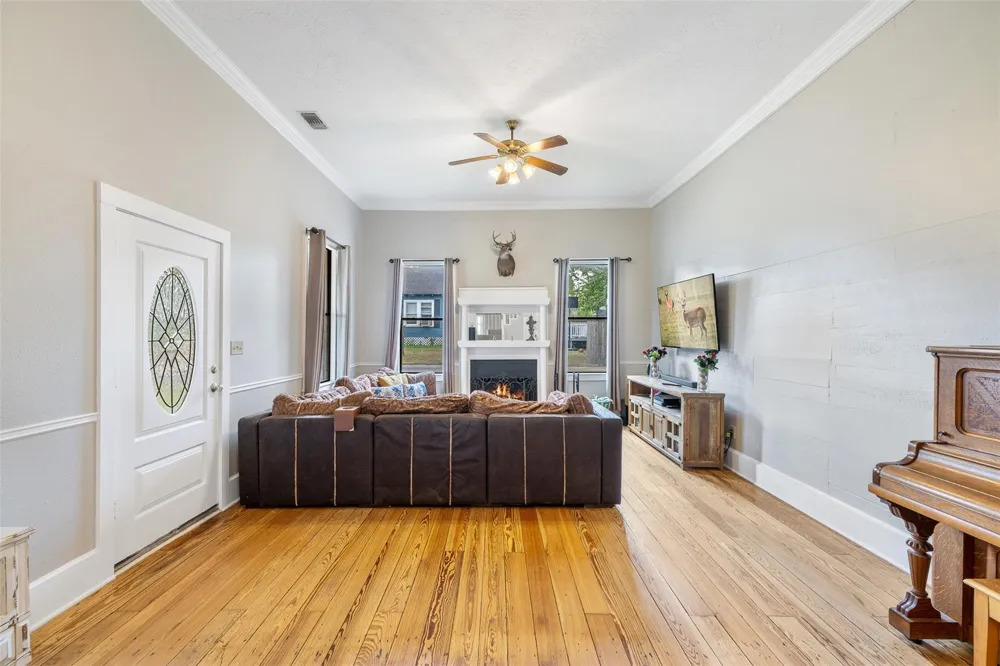222 Harris Street Bellville, TX 77418