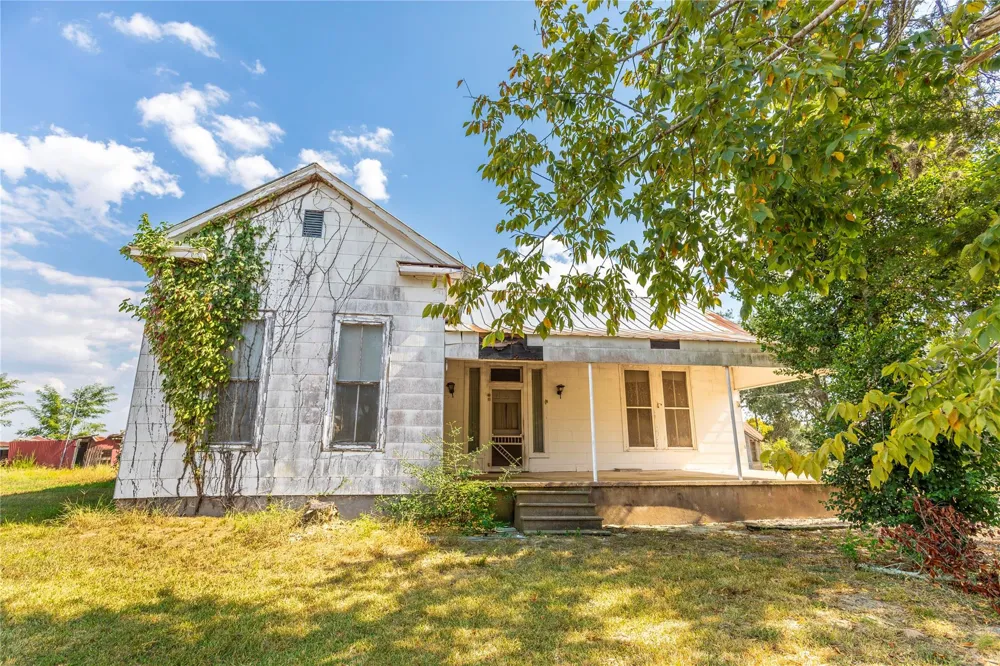 768 Travis Road Bellville, TX 77418