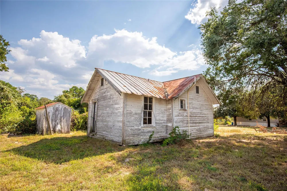 768 Travis Road Bellville, TX 77418