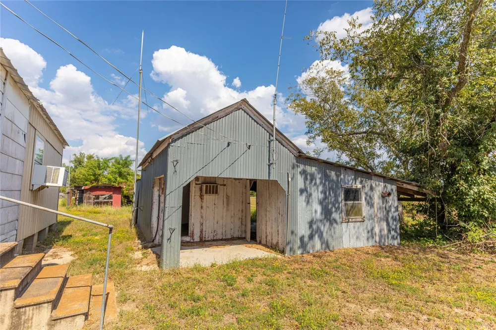 768 Travis Road Bellville, TX 77418