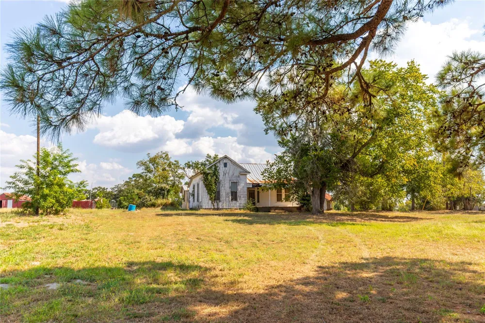 768 Travis Road Bellville, TX 77418
