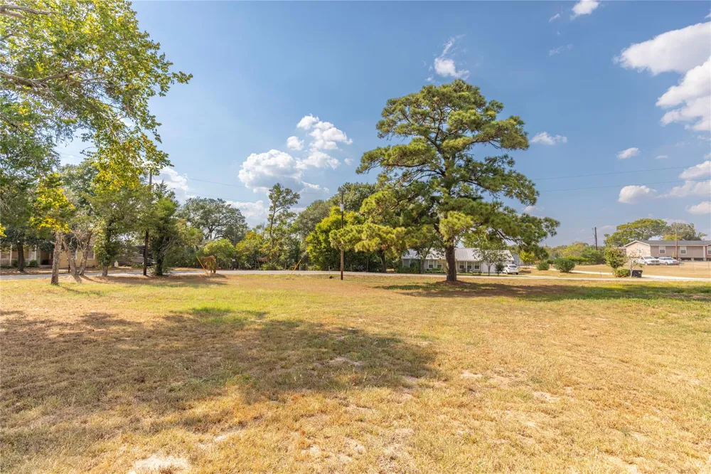 768 Travis Road Bellville, TX 77418