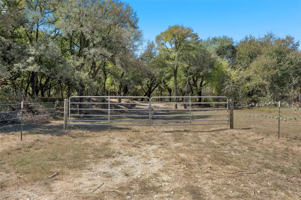 6 County Road 473 Lott, TX 76656