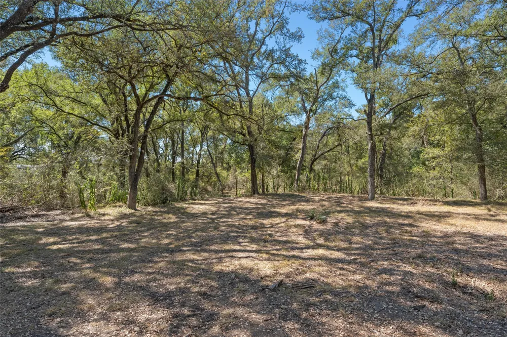 6 County Road 473 Lott, TX 76656