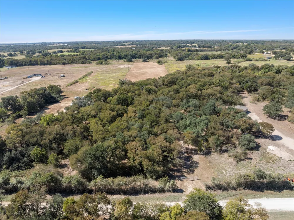 6 County Road 473 Lott, TX 76656