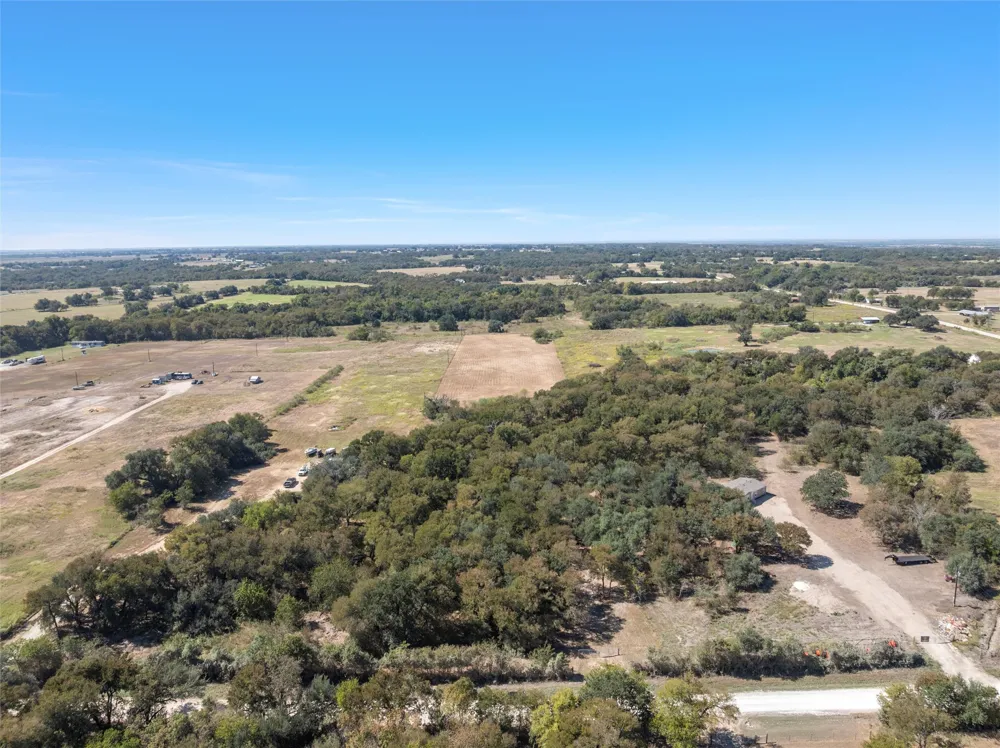 6 County Road 473 Lott, TX 76656